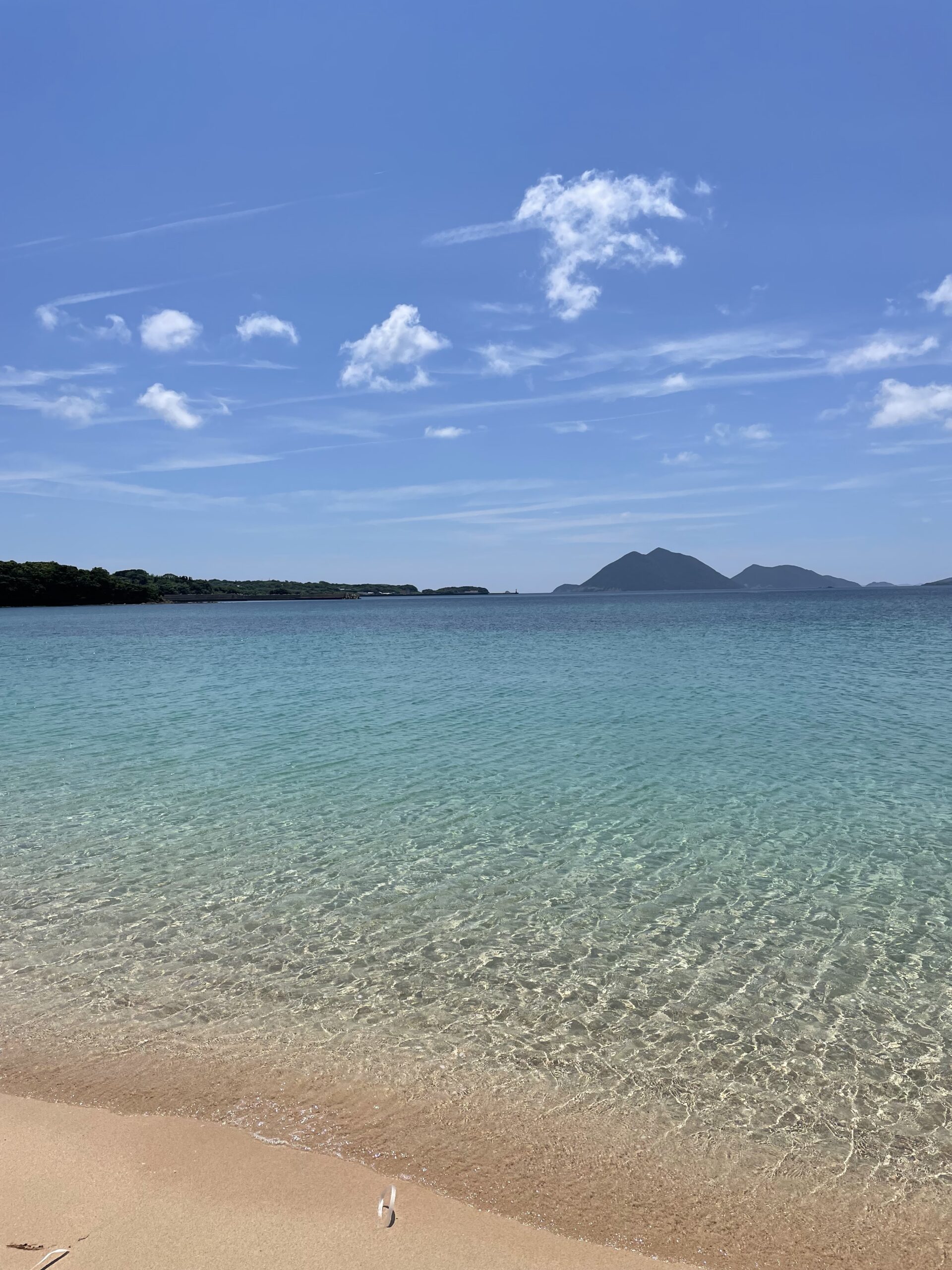長崎県五島の海水浴場を撮影した、透明な海と夏空が広がるアイキャッチ画像