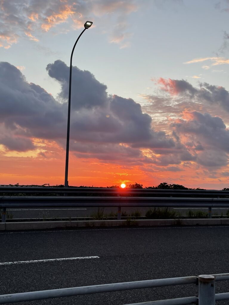 北九州空港連絡橋から見た朝焼けと日の出の風景