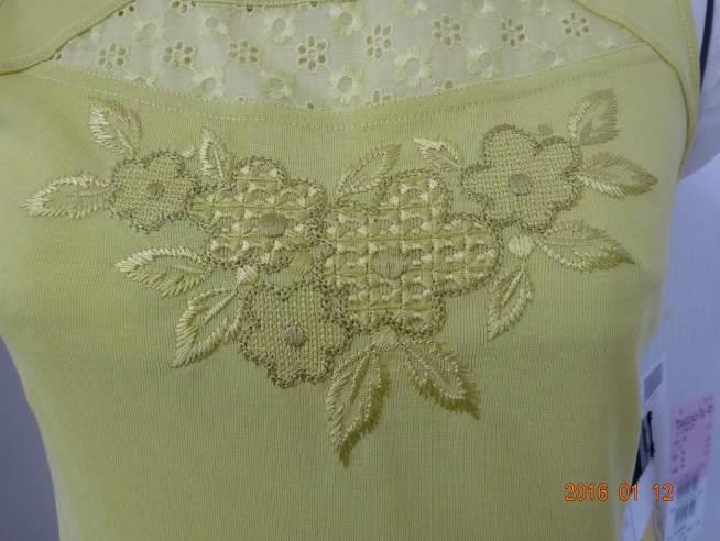 ランニングシャツの胸にある５輪の花と周囲の葉の刺繍